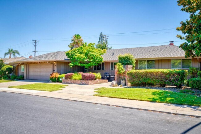 Building Photo - Stunning home located is sought after Northgate!