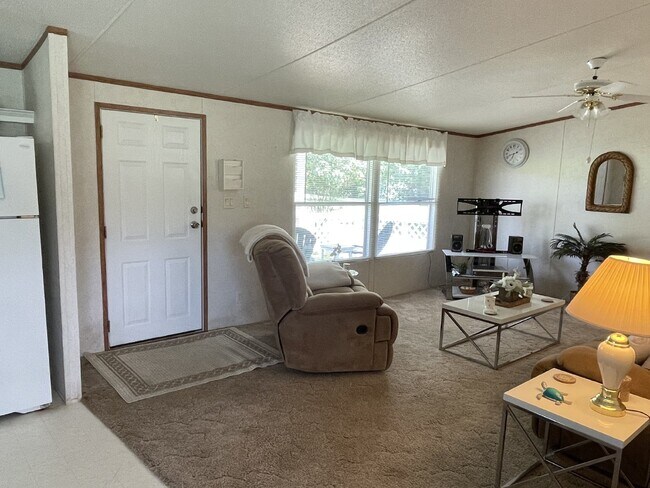 Building Photo - Furnished 3 bedroom 2 full bathroom Manufa...