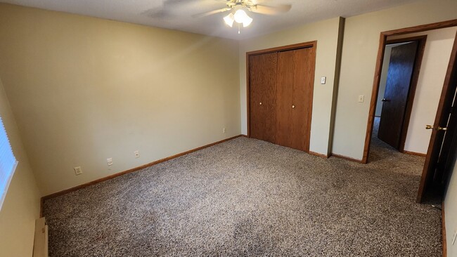 Building Photo - Large 2 Bed Apartment! Available Now! - 1/...