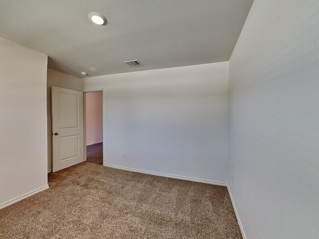 Building Photo - 2909 Menguita St