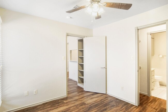 Building Photo - 1000 Rambling Oaks Dr
