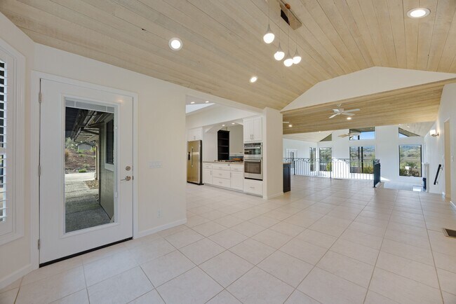 Building Photo - 9168 Eastside Rd