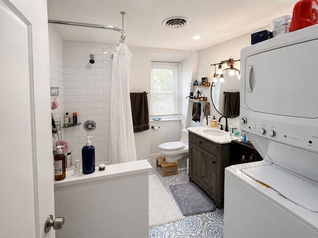 Building Photo - Renovated 2 Bedroom Apartment in Squirrel Hill, Philadelphia, PA | In-Unit Laundry, Central Air &...