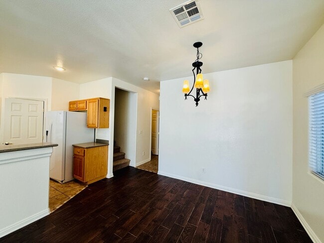 Building Photo - Great Spacious 3 bedroom Townhome Available!