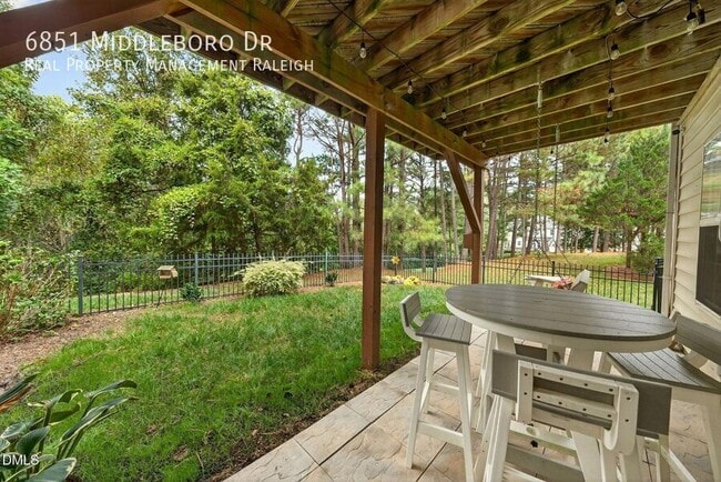 Building Photo - 6851 Middleboro Dr