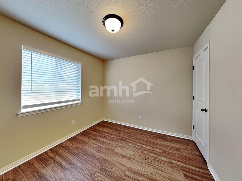 Building Photo - 10526 Doral Dr
