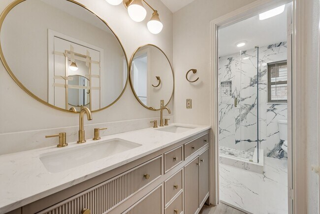 Building Photo - **Modern Elegance Meets Prime Location in Farmers Branch**