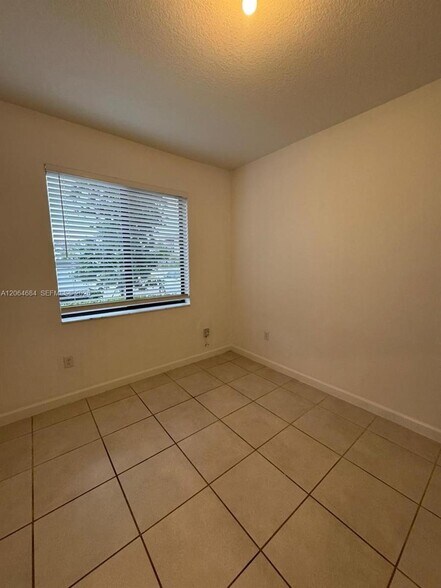 Building Photo - 768 NE 206th Ter