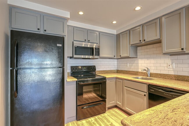 Building Photo - 2900 NE 30th St