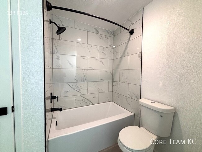 Building Photo - 320 W 7th St