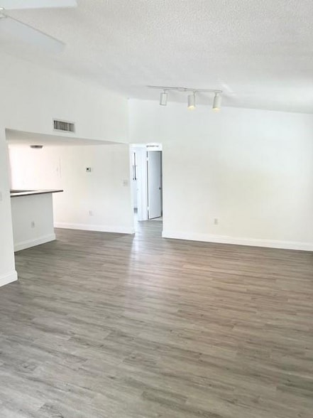 Building Photo - 9995 Nob Hill Ln