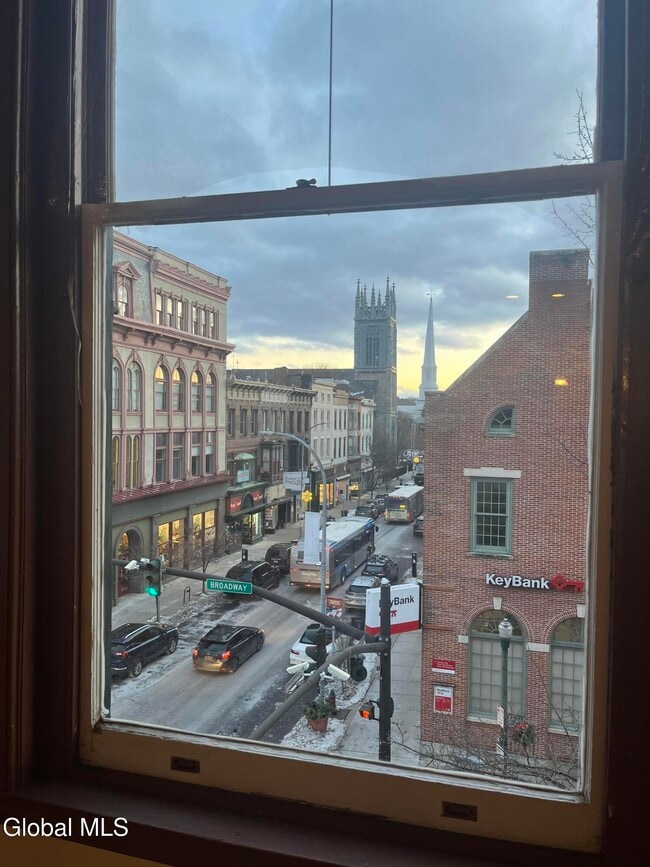 Building Photo - 256 Broadway