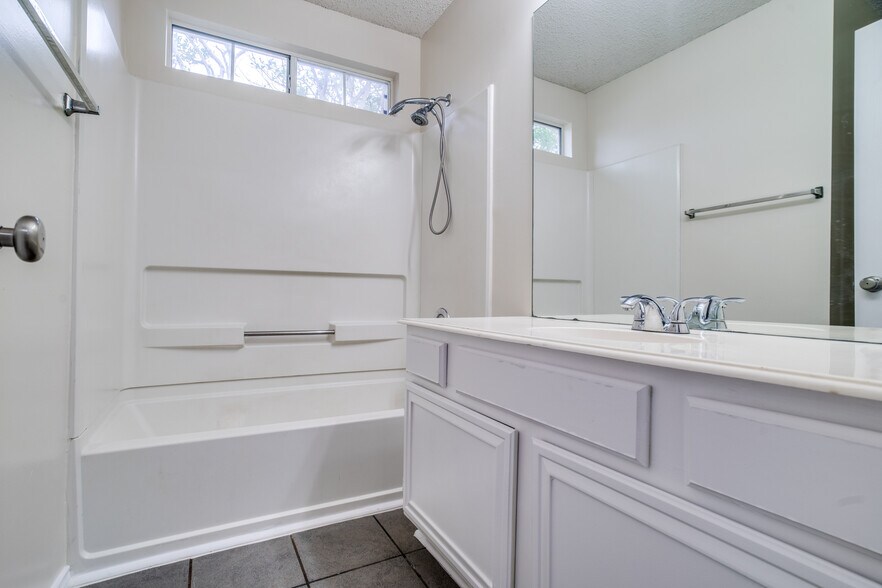 Shared bath - 3607 Creekview Ct