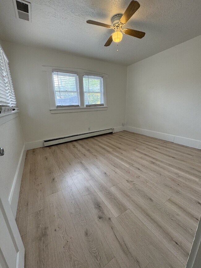 Building Photo - Location, Location, Location! Convenient t...