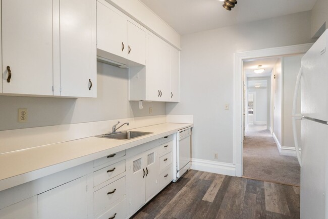 Building Photo - GATED OFF STREET PARKING - Top Floor Unit ...