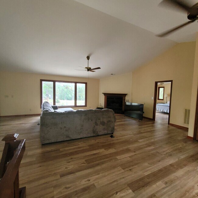 Building Photo - Beautiful Property Located in Seven Lakes near Pinehurst! Located on the Golf Course with Amazing...