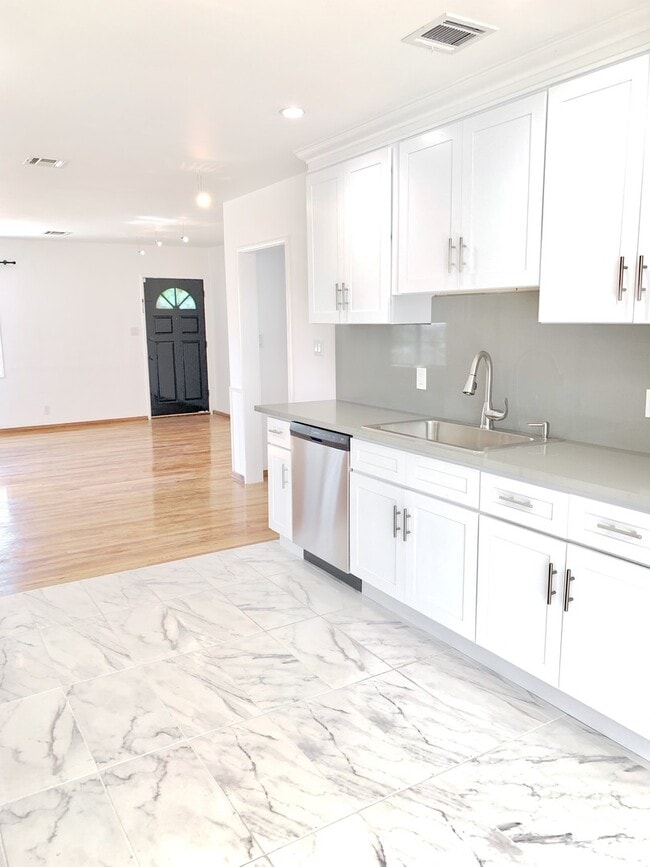 Building Photo - Beautiful 3 Bed + 2 Bath + Den/Office + Backyard