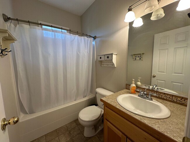 Building Photo - Spacious One-Level Living – 3 Bedrooms, 2 Baths, Central Valley School District