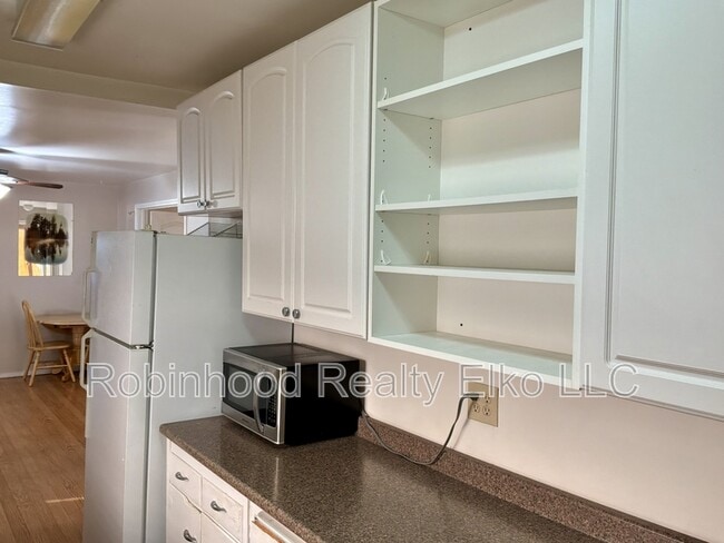 Building Photo - 385 Fir St