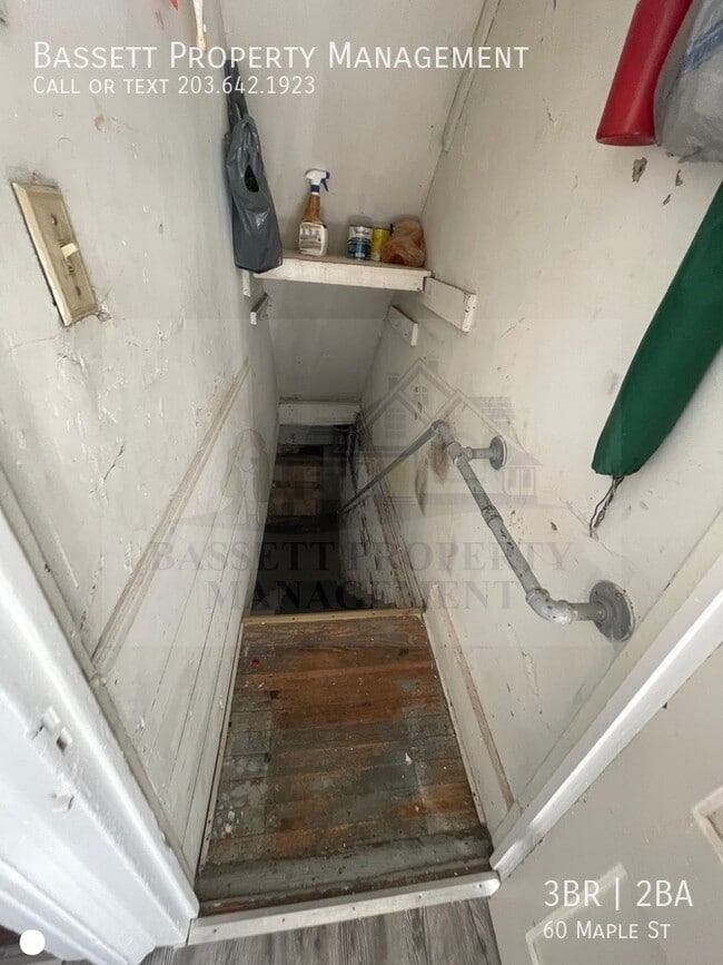 Building Photo - 60 Maple St