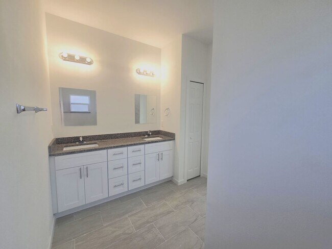 Building Photo - Brand new 4/2/2  House