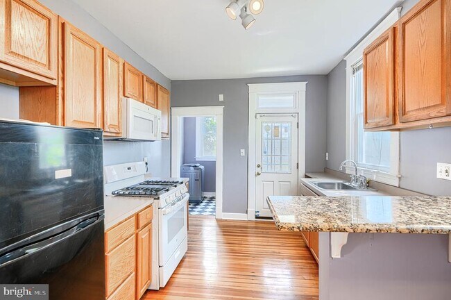 Building Photo - 3213 Vickers Rd