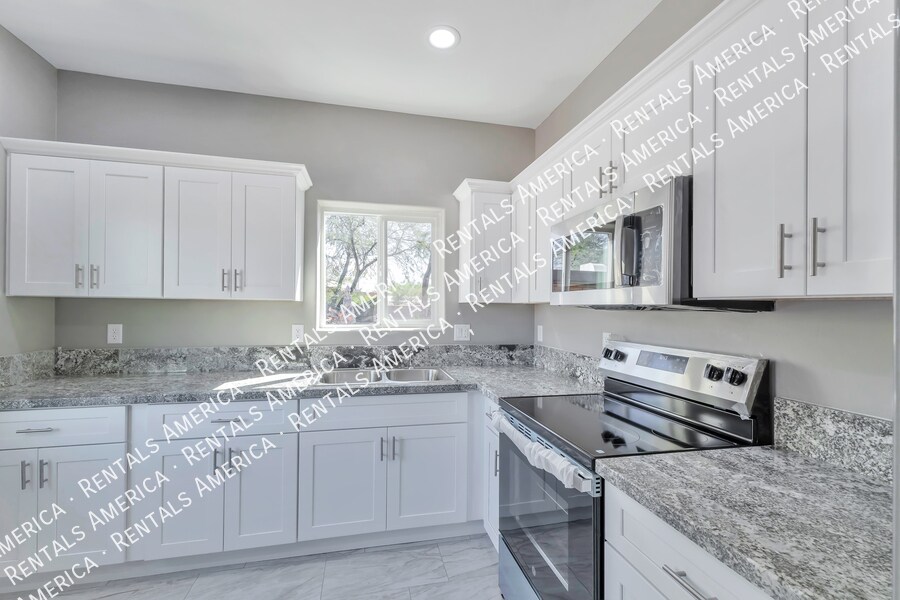 Building Photo - 1625 N Mountain View Ave