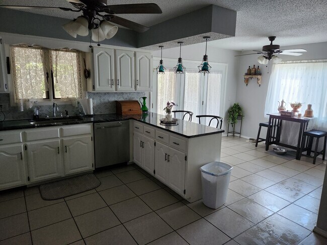 Building Photo - 1310 Knob Hill
