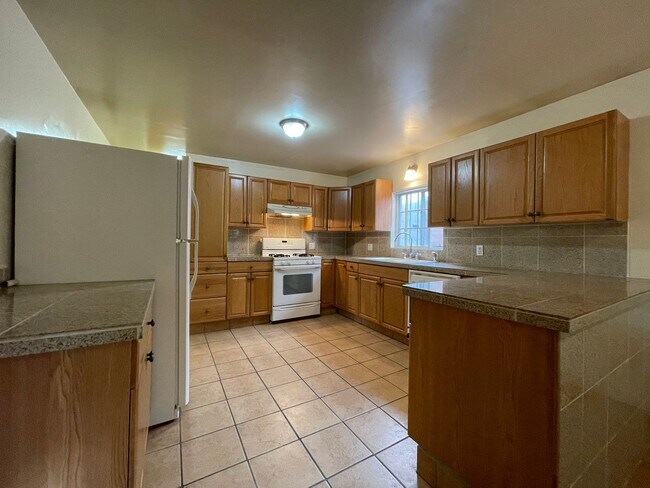 Building Photo - 212 S El Rancho Rd
