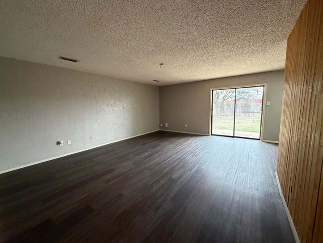 Building Photo - Cute 3 Bedroom Home