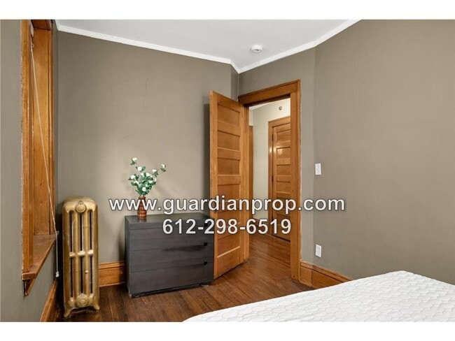 Building Photo - Top Floor Condo in 4Plex, Updated Kitchen & Bath, Full Dining Room, Sunroom, Parking