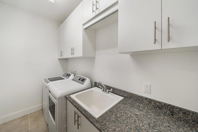 Building Photo - 4925 Pointe Midtown Way