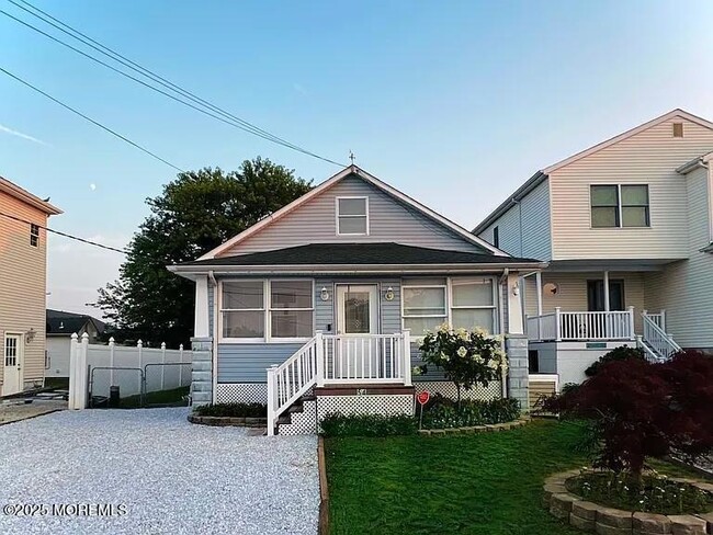 Primary Photo - 546 E Bayview Ave