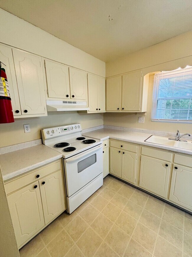Building Photo - 2 Bedroom, 1.5 Bath Townhouse