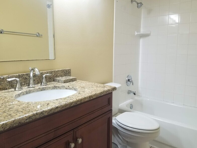 secondary bathroom - 2908 Shannon Cir