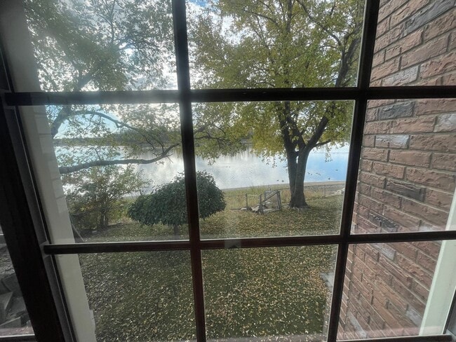 Building Photo - 3 bedroom 2 bathroom lake house for rent!