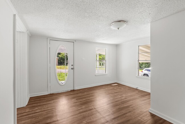 Building Photo - Stunning & Newly Renovated 3 Bedroom 2 Bat...