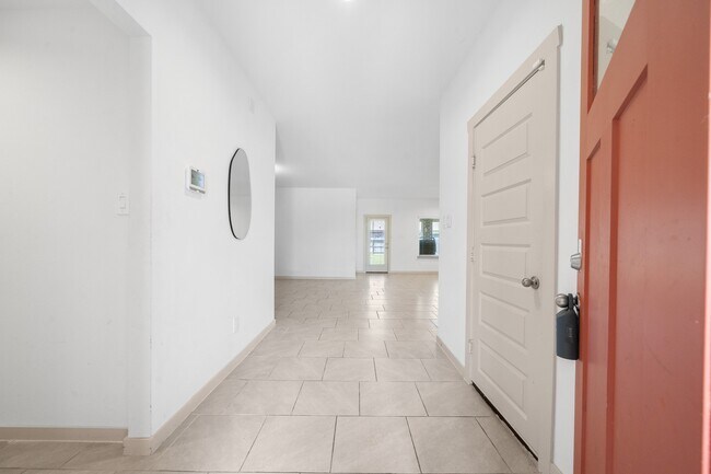 Building Photo - 818 Starcross Bnd Dr