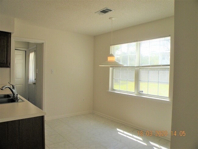 Building Photo - 160 Lions Gate Rd