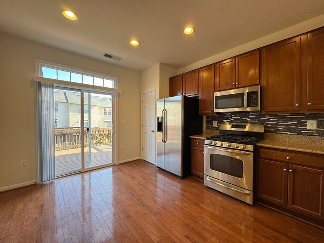 Building Photo - Gorgeous 3 Bed 3.5 Bath Interior Townhome In Powells Run Village