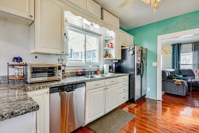 Building Photo - 4 Bed • 2 Bath Furnished Home – Utilities Included