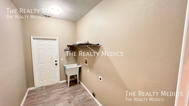 Building Photo - 3297 Tallwood Dr