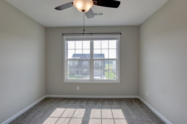 Building Photo - Huge 5 bed 3 ba.  Gorgeous House Near Post...
