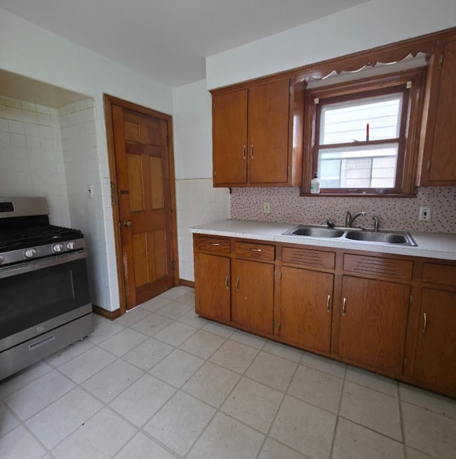Building Photo - $300 OFF FIRST MONTH'S RENT! Single Family Home 3 Bedroom and 1 Bath For Rent