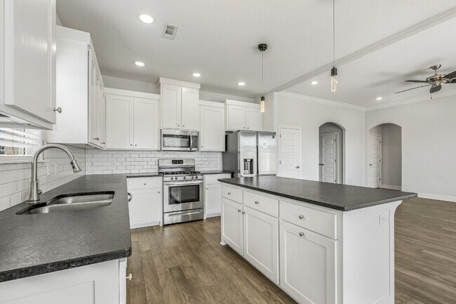 Building Photo - 2016 W Chandler Ave