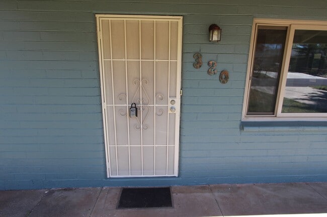 Building Photo - AVAILABLE NOW! Charming Single-Story Home ...