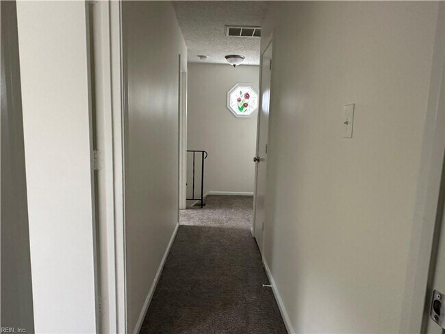 Building Photo - Beautiful 3 Bedroom 2.5 Bathroom Home in Lynnhaven