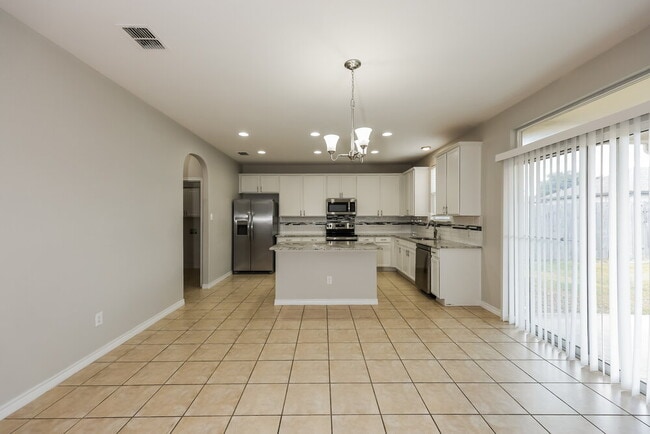 Building Photo - 824 Honey Dew Ln