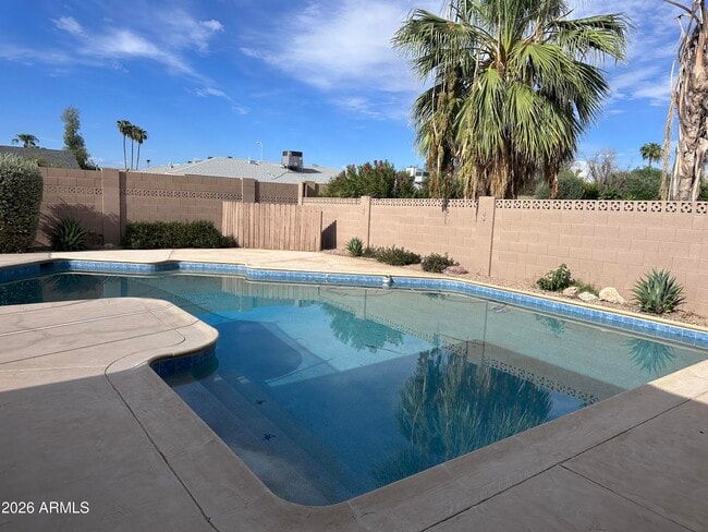 Building Photo - 308 E Ellis Dr