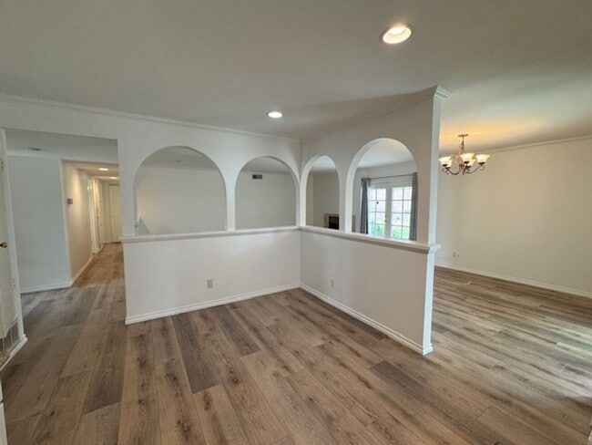 Building Photo - One story home in Simi Valley
